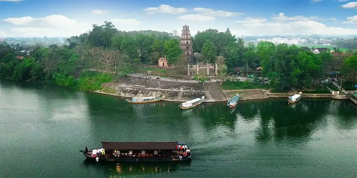 Chua Thien Mu Tháp Phước Duyên chùa Thiên Mụ nhìn ra sông Hương