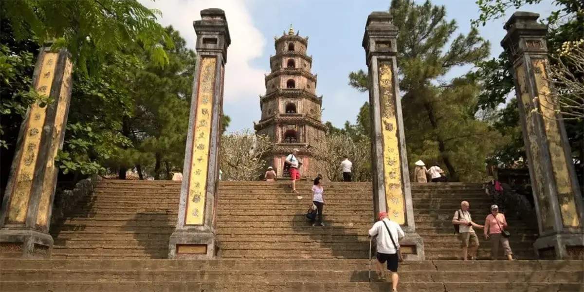 Chua Thien Mu Khuôn viên thanh tịnh bên trong Đại Hùng Bảo Điện