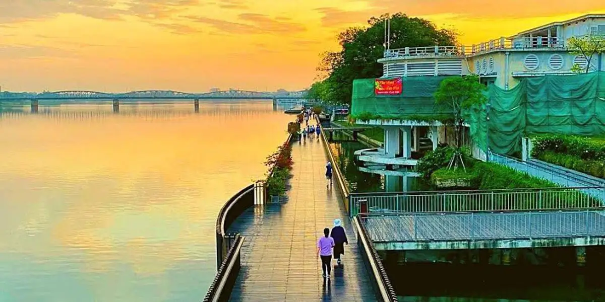Song Huong Hoàng hôn Sông Hương bên Cầu Tràng Tiền